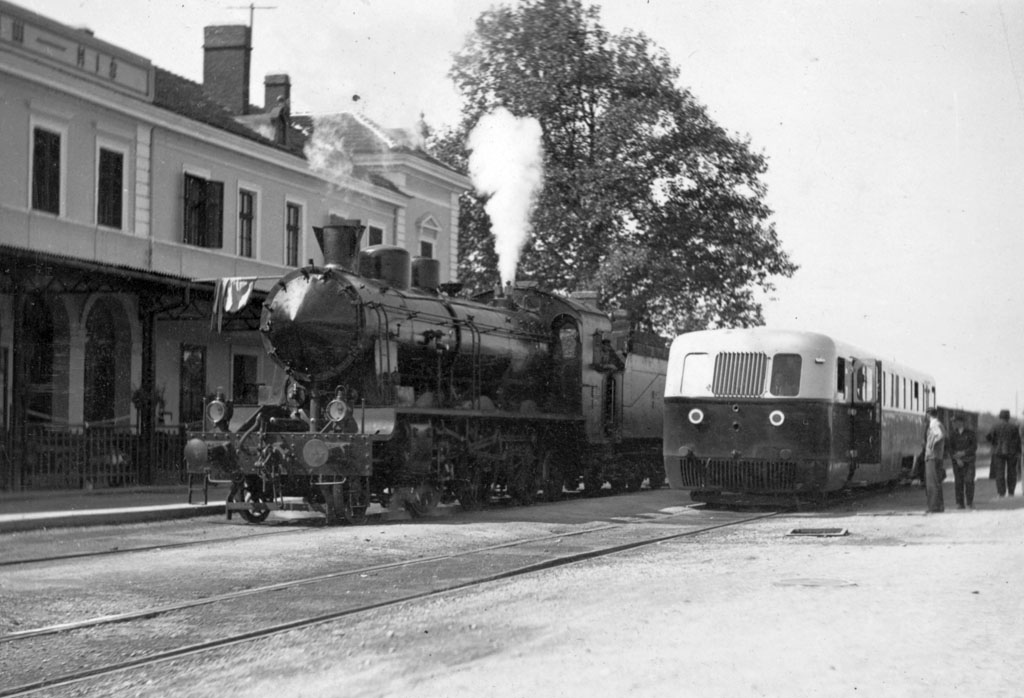 Долазак новог железничког доба. Парна локомотива ЈДЖ серије 01 и дизел моторна кола „Ганц“ у станици Ниш, 1937. године,.jpg