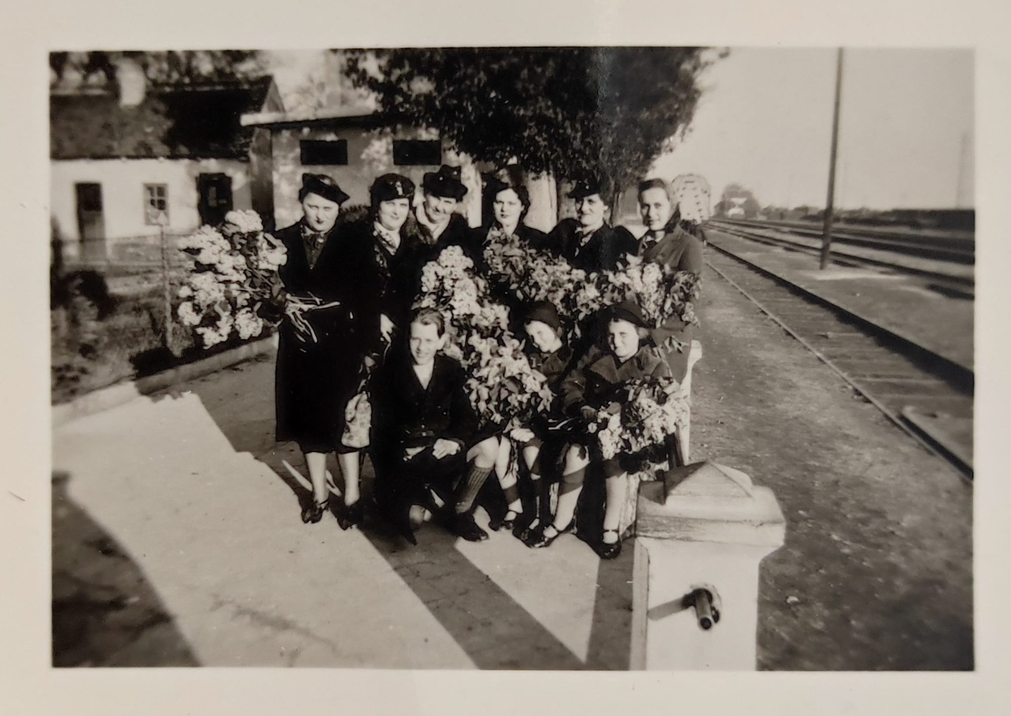 Након проведене славе Ђурђевдана у Старој Пазови гости се враћају у Београд 1940.jpg