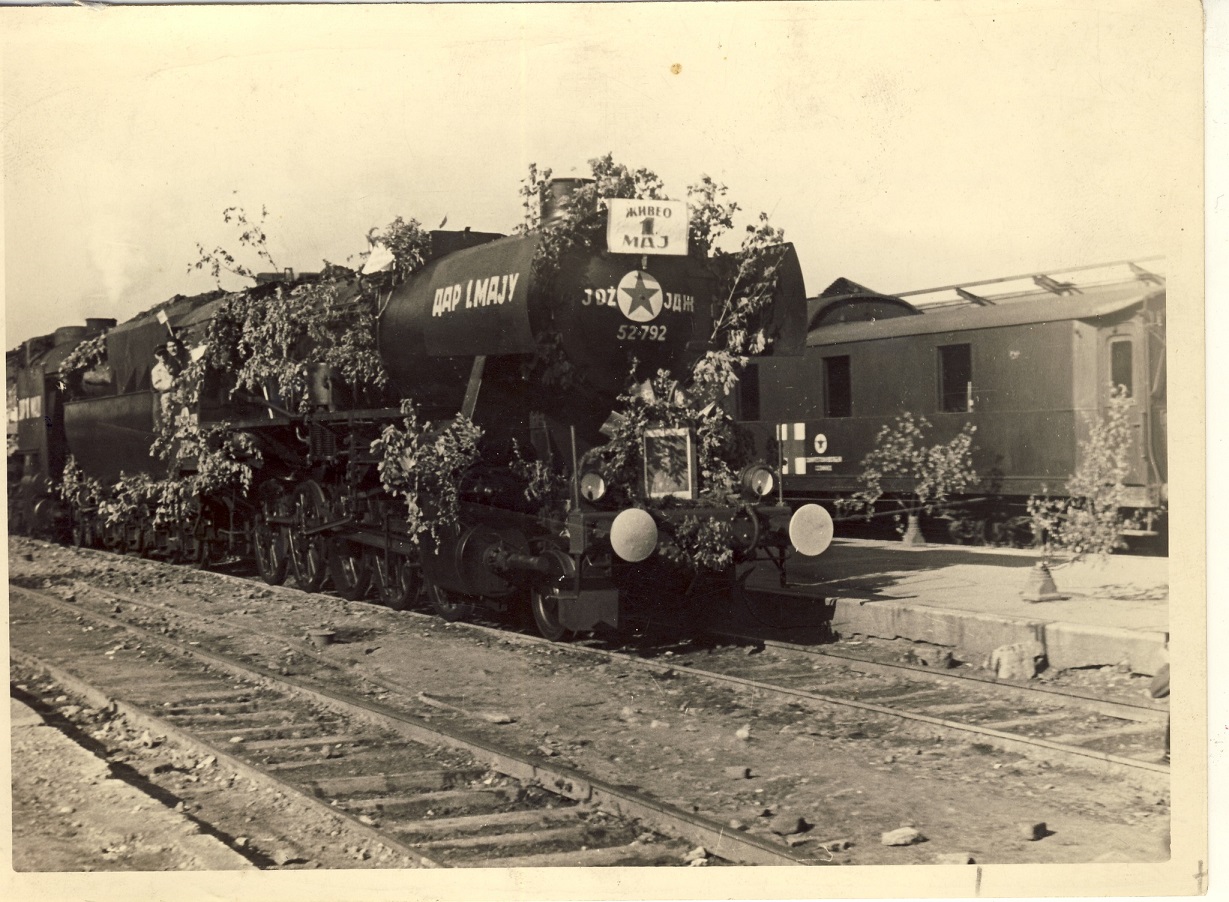 Станица Београд, 1 мај 1945. Заплењена немачка локомотива серије 52-792, касније пренумиресана у ЈДЖ серију 33-061.jpg