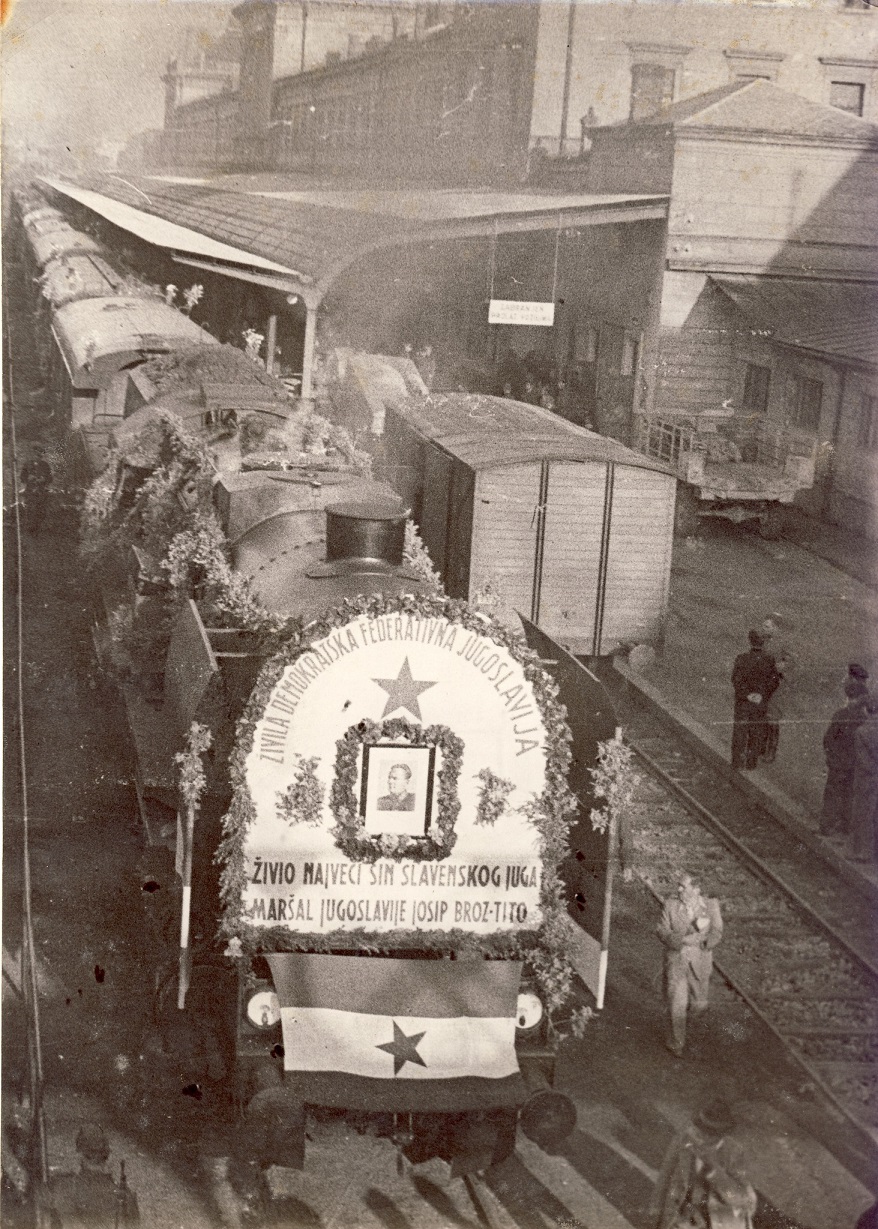 Prvi svečani voz na Zagrebačkom glavnom kolodvoru pred polazak za Zemun, na provizorno obnovljenoj pruzi Zagreb-Zemun, 15.VI 1945..jpg