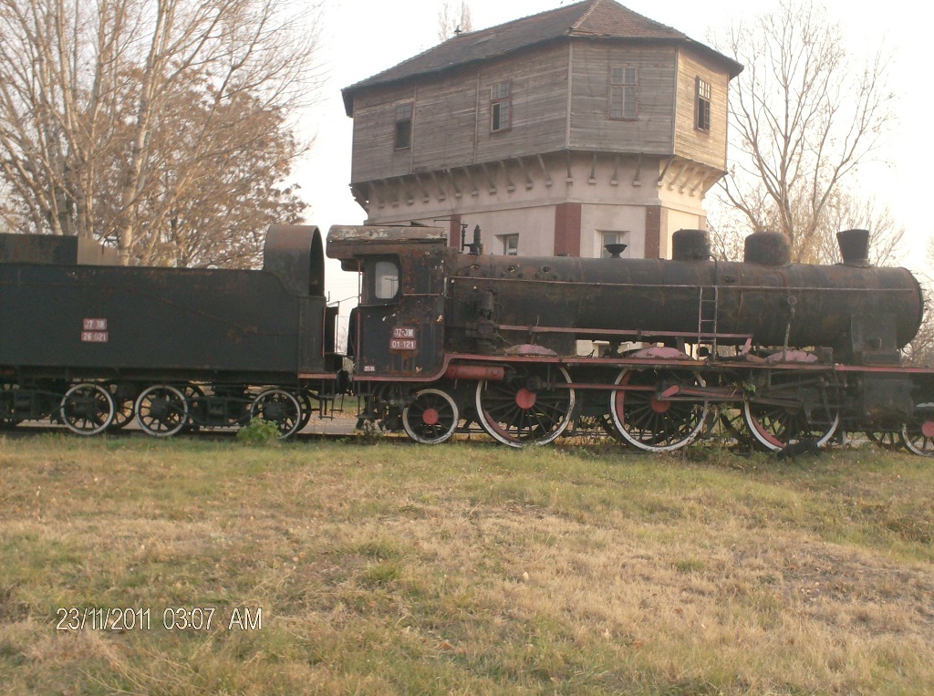 Парна локомотива серије 01-121 са тендером 26-021 у ложионици Црвени Крст у Нишу.jpg