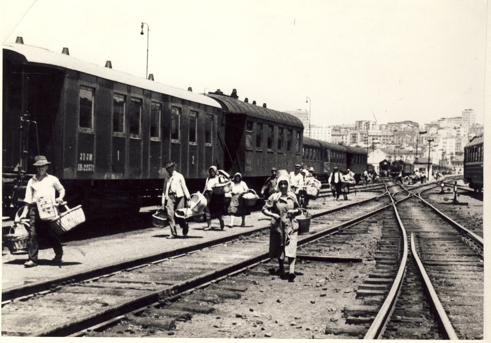 Žurba da se uhvate lokali na stanici Beograd, VI 1960.jpg