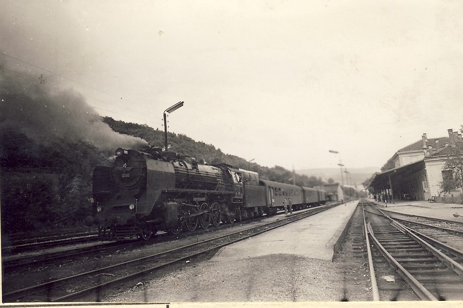 Međunarodni voz na stanici Dimitrovgrad sa bugarskom lokomotivom, 26.VII 1960..jpg