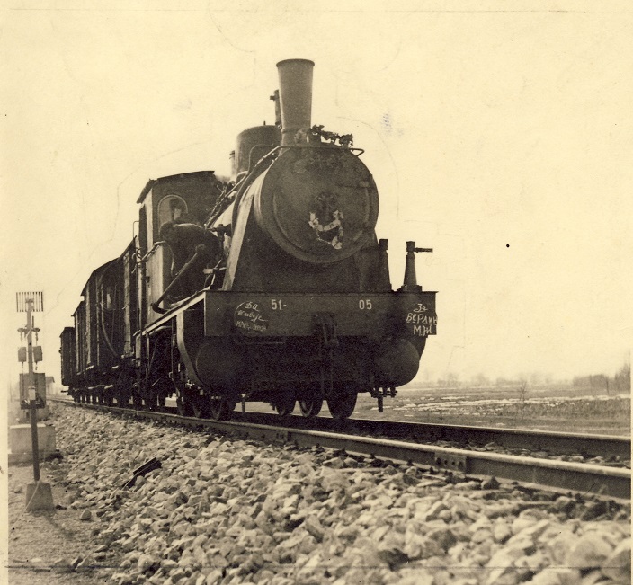 Zaplenjena bugarska lokomotiva BDŽ 51.05 koja je saobraćala 1945. od Skoplja do Kumanova -Pre II sv. rata bila je SDŽ 213, JDŽ 61-061..jpg