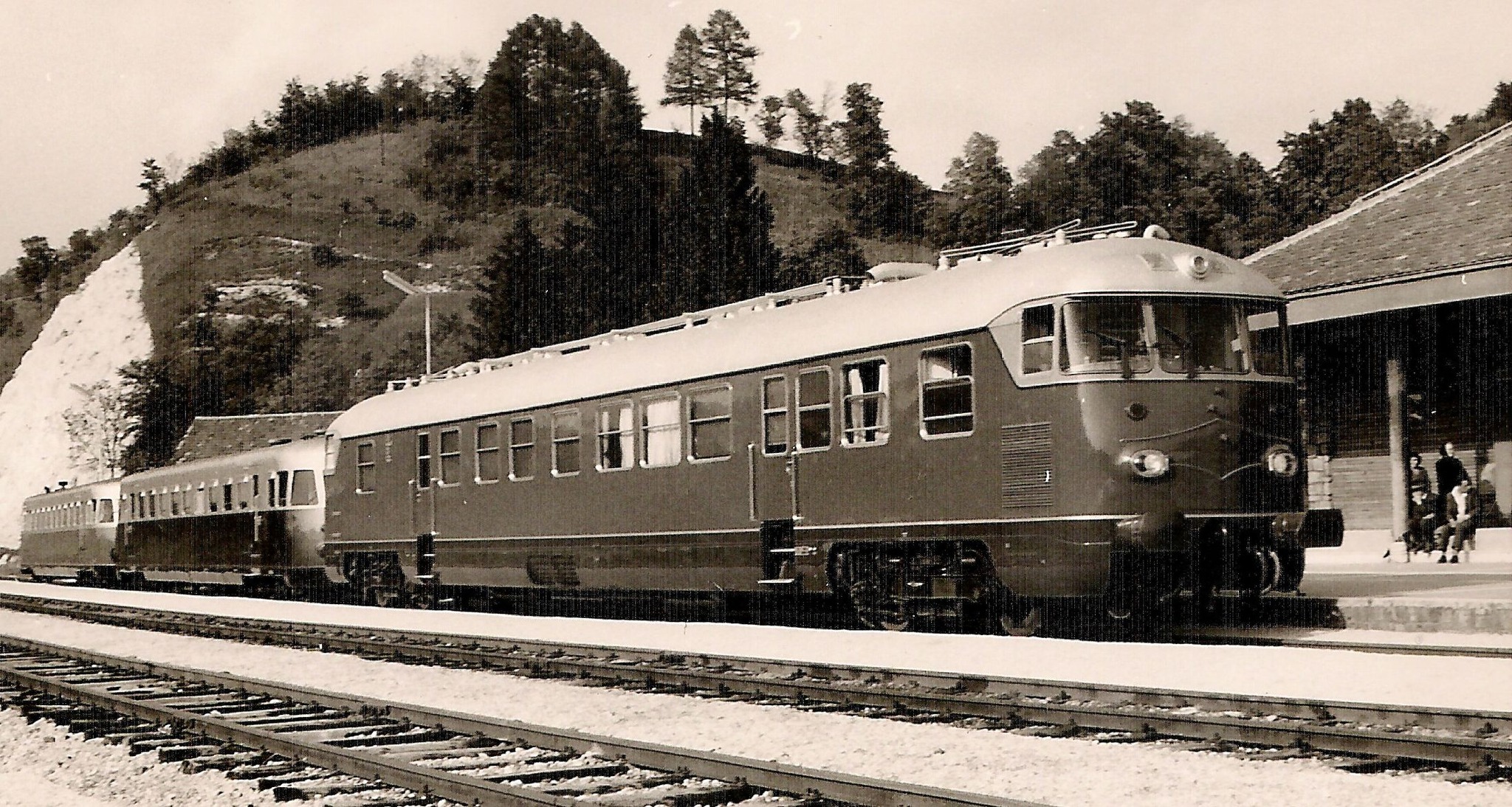 МОТ 410 салонски вагон за маршала Тита заједно са два старија салонска вагона Бреда у мају 1961. у Кумровцу..jpg