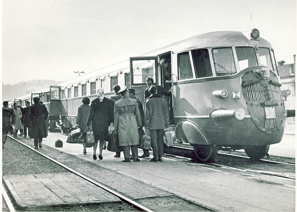 Dvodelna motorna kola JŽ 813-7 na postaji Ljubljana, 1962. g..jpg