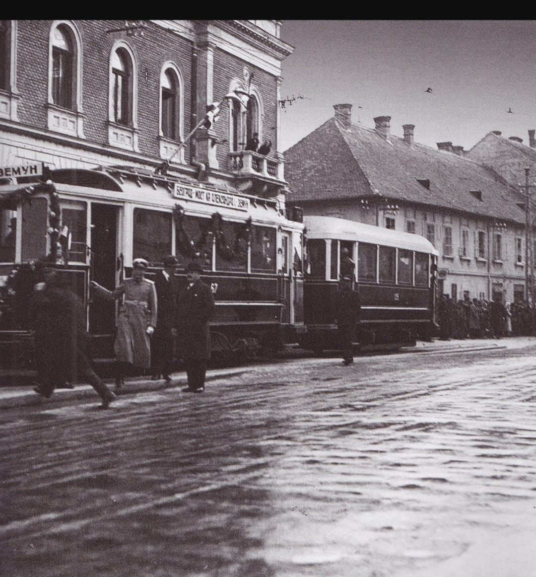 Dolazak prvog tramvaja u Zemun ispred zemunske pošte.jpg