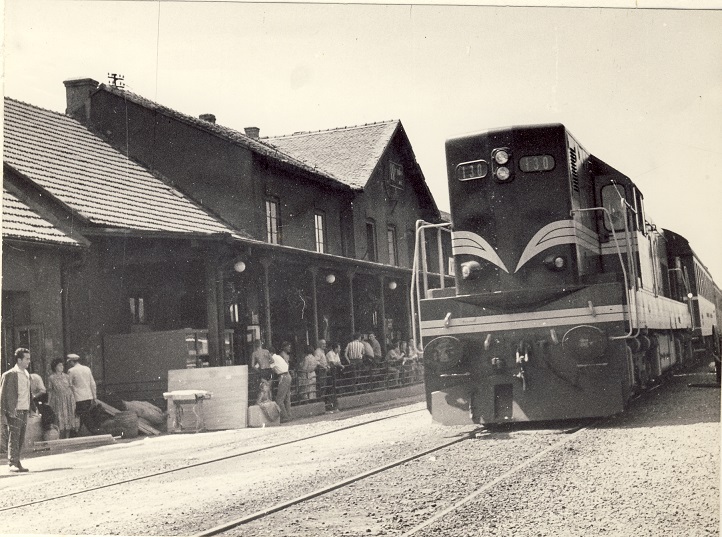 Na kolodvoru Vinkovci 1961. g. Lokomotiva 661-030.jpg