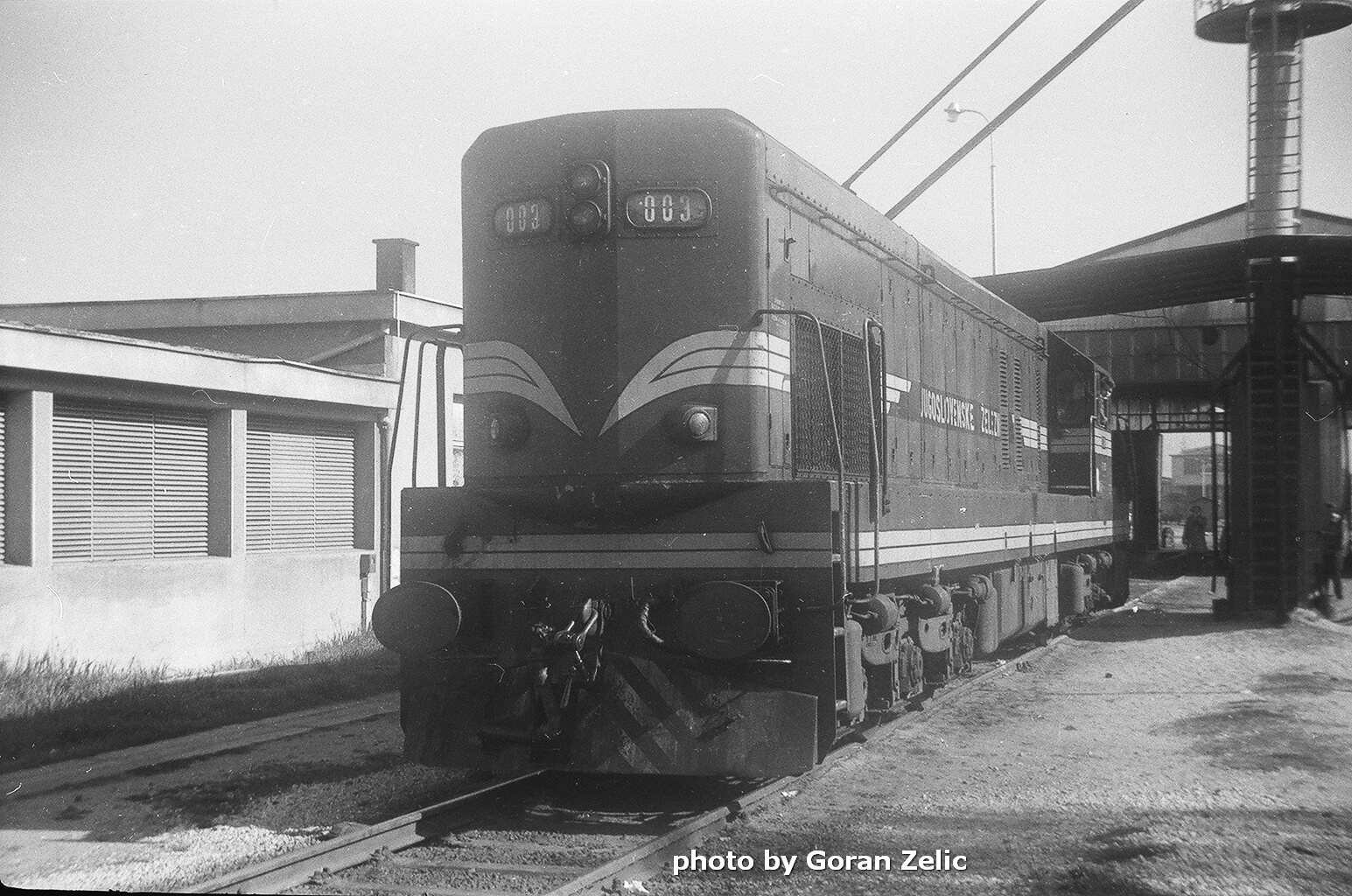 Lokomotiva 661-003 na ulazu u servis za dnevni pregled lokomotiva. Knin, 1979.g..jpg