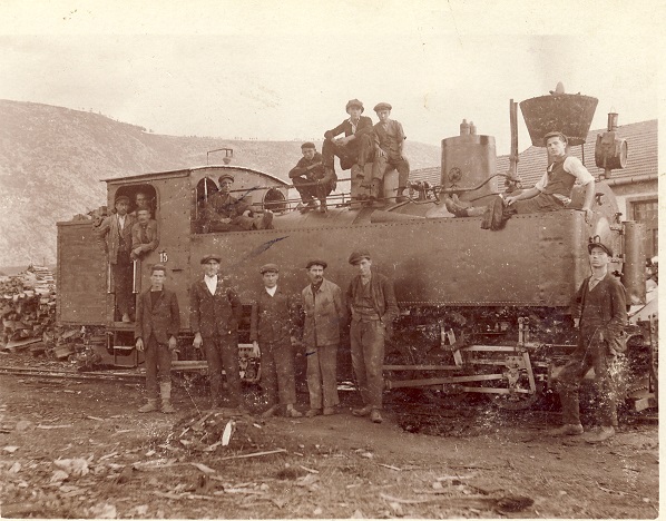 Radnici Glavne željezničke radionice u Drvaru pored lokomotive br. 15, 1929. g..jpg
