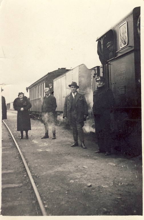 Zabrezje 1935, Nikola Utjesinovic, masinovodja pored lok. 83-034.jpg