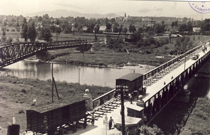 1945. Prebacivanje vagona drumskim mostom preko Save izmedju Ježica i Črnuča zbog porusenog zeleznickog mosta..jpg