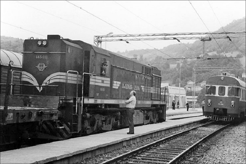 Diesl - elektro lokomotiva serije JŽ 665 - 010 u stanici Užice. 711.jpg