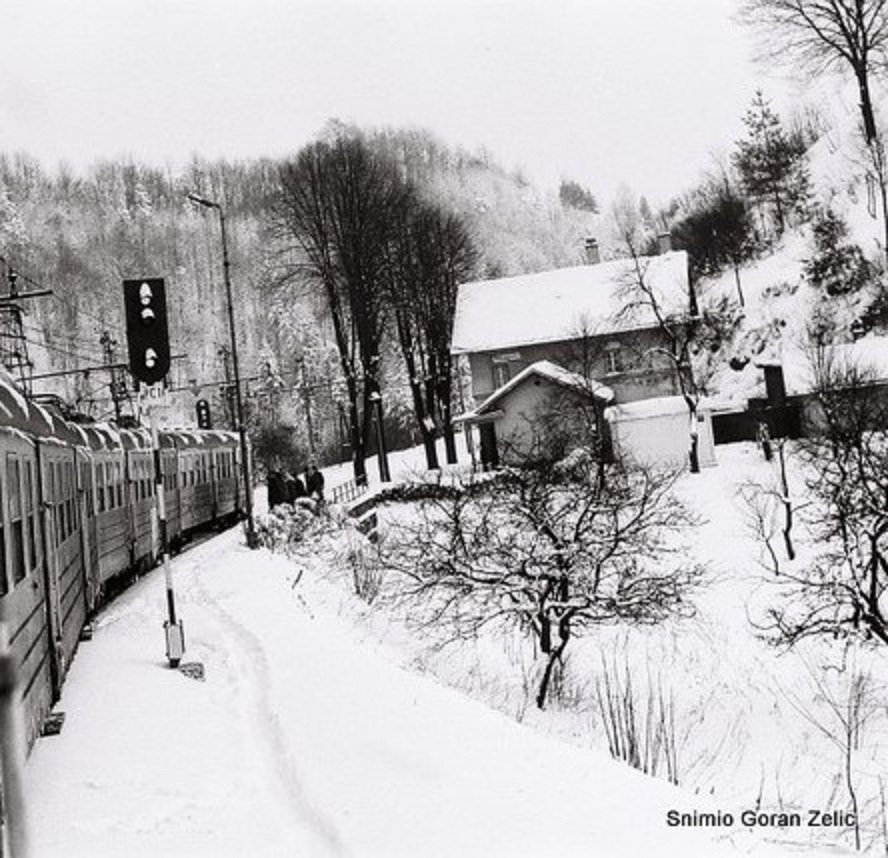 Litorina (Gomulka) prima putnike u stanici Brod Moravice, 1985.g..jpg