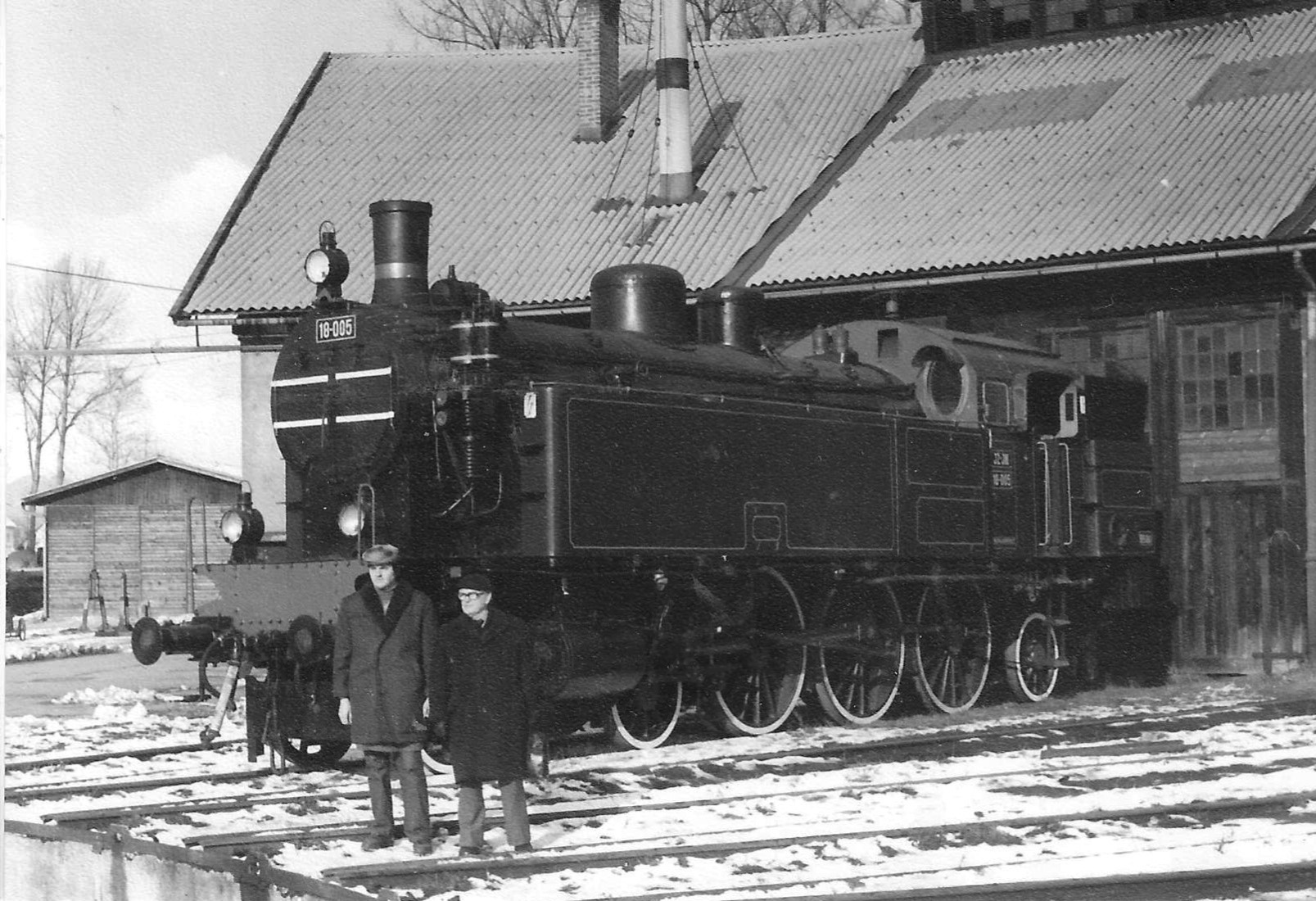 Шишка 03.1.1980, испред локомотиве Јомот 18-005.jpg