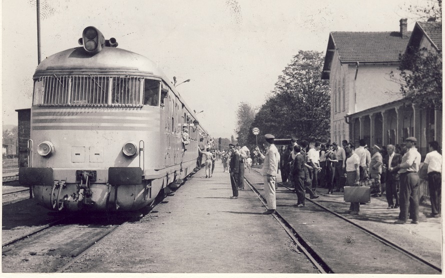 Motorni voz Ganc 811-816 na stanici Kraljevo, 1965. g. Jedan od kružnih vozova koji su išli za Kraljevo i Zaječar..jpg
