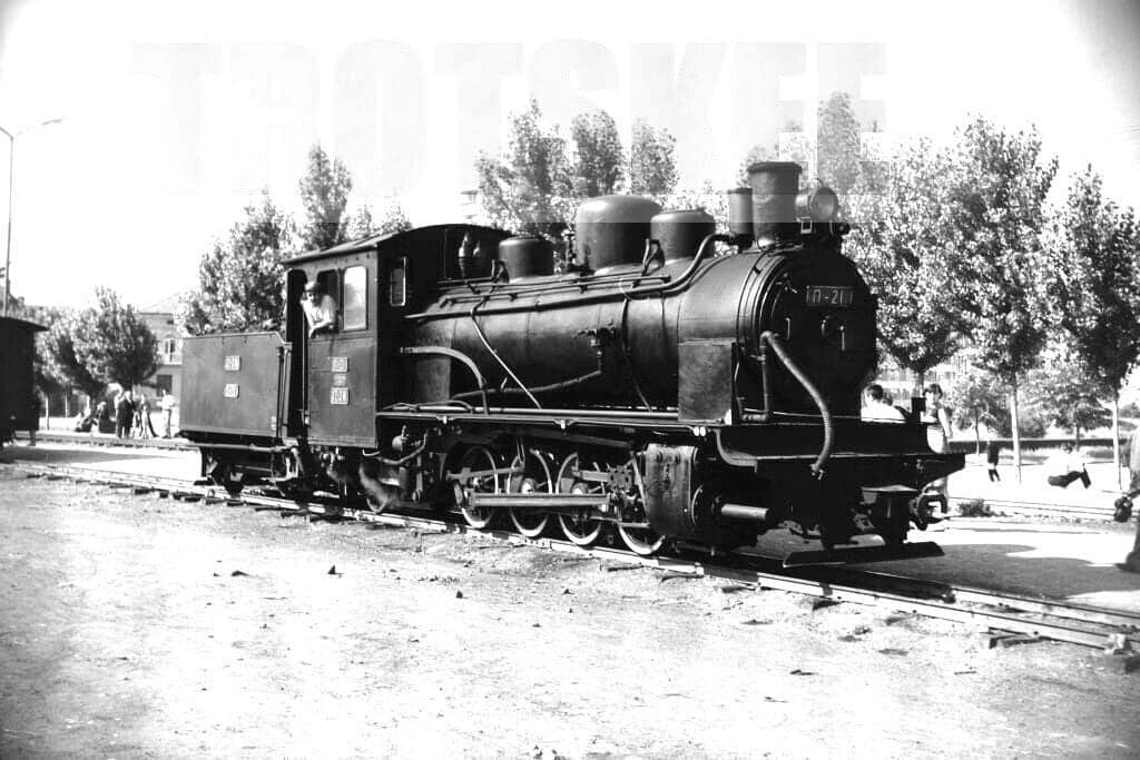 Čačak Kroz Vreme - Lokomotiva uzanog koloseka P-21, snimljena u Železničkoj stanici ČAČAK 1955. godine.jpg