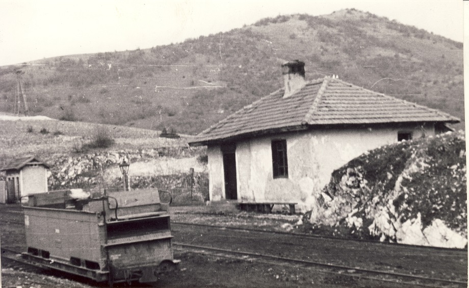 Stanica Bukovik na pruzi uzanog koloseka Gornje Skoplje-Ohrid..jpg