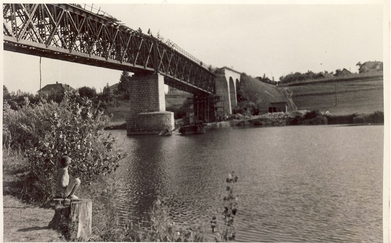 1946. Radovi na obnovi zeleznickog mosta preko Krke kod Novog Mesta+.jpg