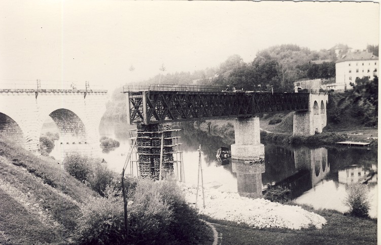 1946. Radovi na obnovi zeleznickog mosta preko Krke kod Novog Mesta..jpg