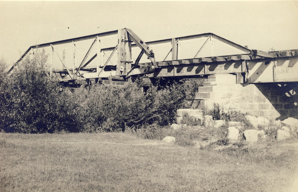 1945. VII 14. Provizorni most preko potoka Petrinjcice u km. 13,566 pruge Caprag-Karlovac.jpg