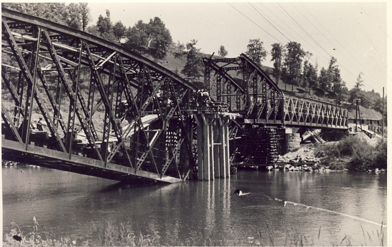 1945. Porusen zeleznicki most preko Save kod Črnuča na pruzi Ljubljana-Kamnik mesto..jpg