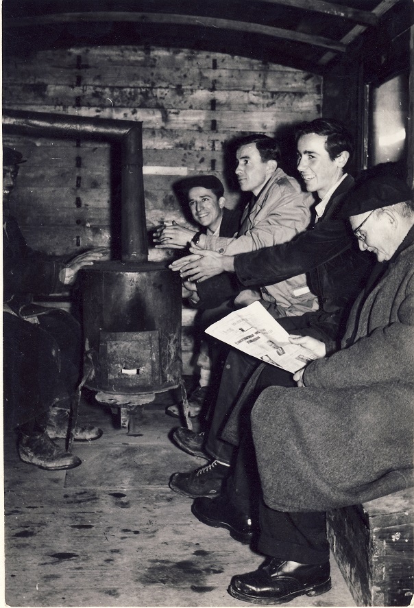 U lokalnom vozu Beograd-Železnik. Odlazak u fabriku.Ivo Lola Ribar, II 1957, g.jpg