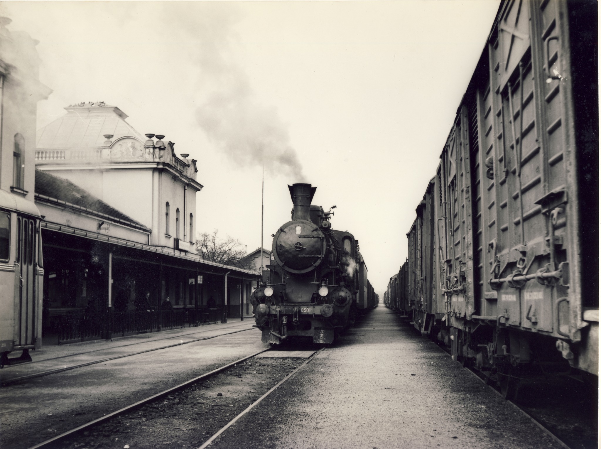 1982. Na kolodvorui Varazdin 22-050.jpg
