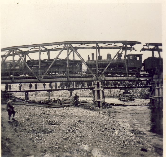 1945. IV. Proba provizornog žel. mosta u km. 108+547 izmedju Čacka i Ljubića..jpg