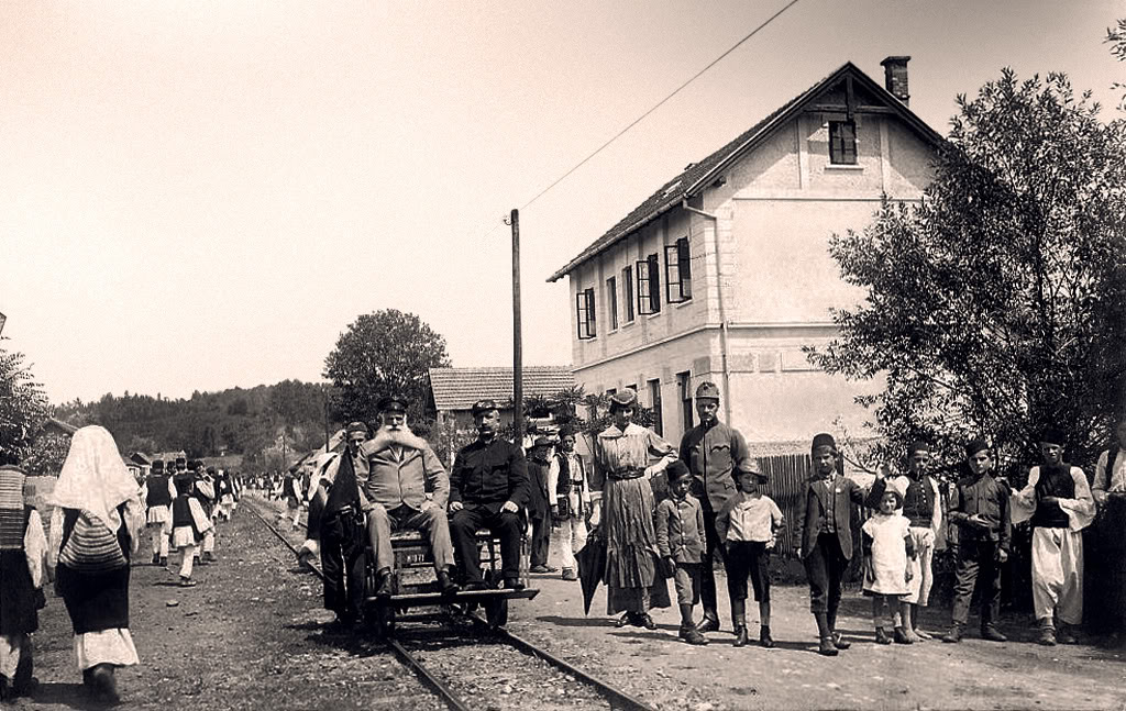 Pruga kroz Usora_oko_1912 pored skole.jpg