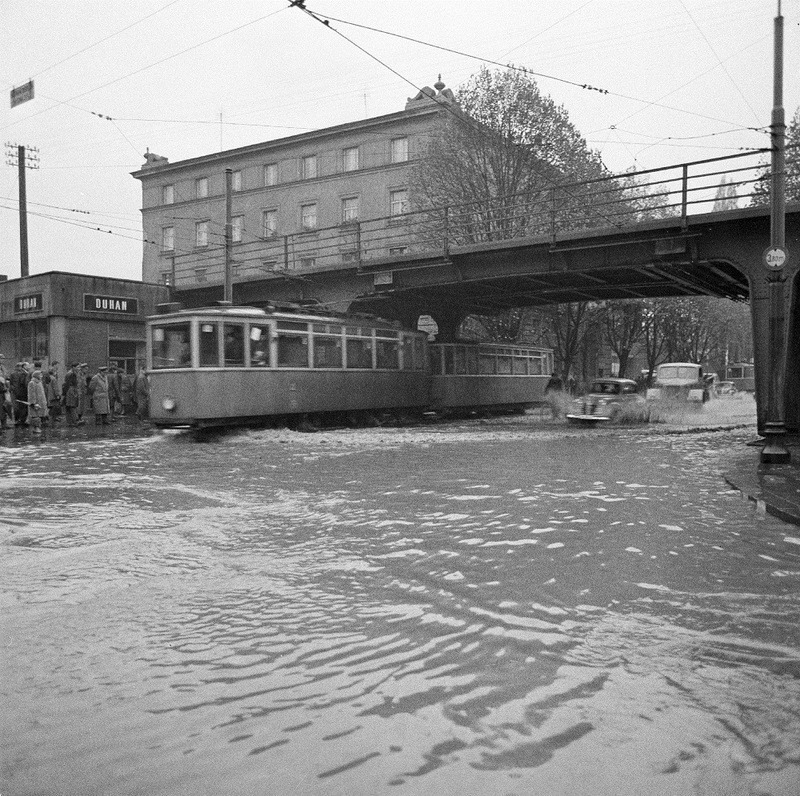 Pliva tramvaj preko Save, a nije ispod Savskog mosta. Godina je 1964..jpg