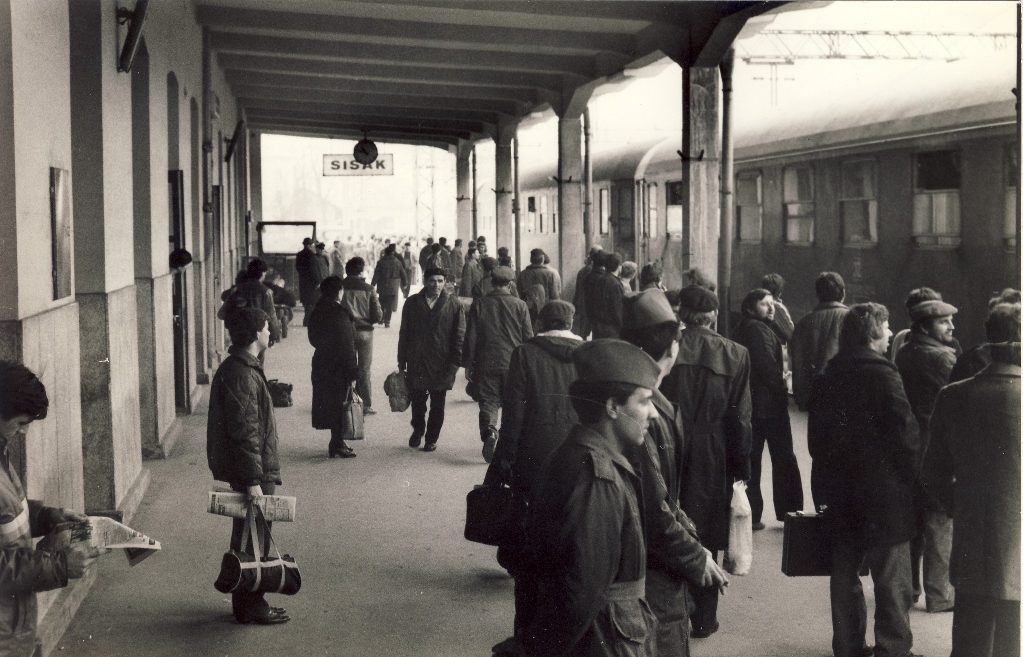 Na peronu kolodvora Sisak, 1985. g..jpg