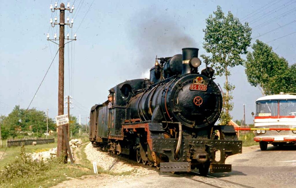 85-030 Ukrštanje pruge i puta na Umci - K kalarma.jpg