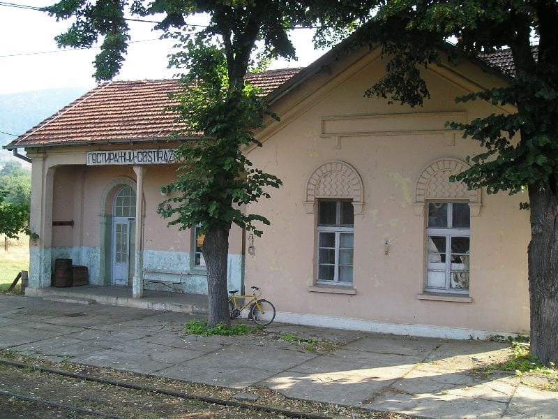 Železnička stanica Gostiražni. Prug  Skopje - Veles - Prilep - Bitola. Fotogra 02. 09. 2005 god..jpg