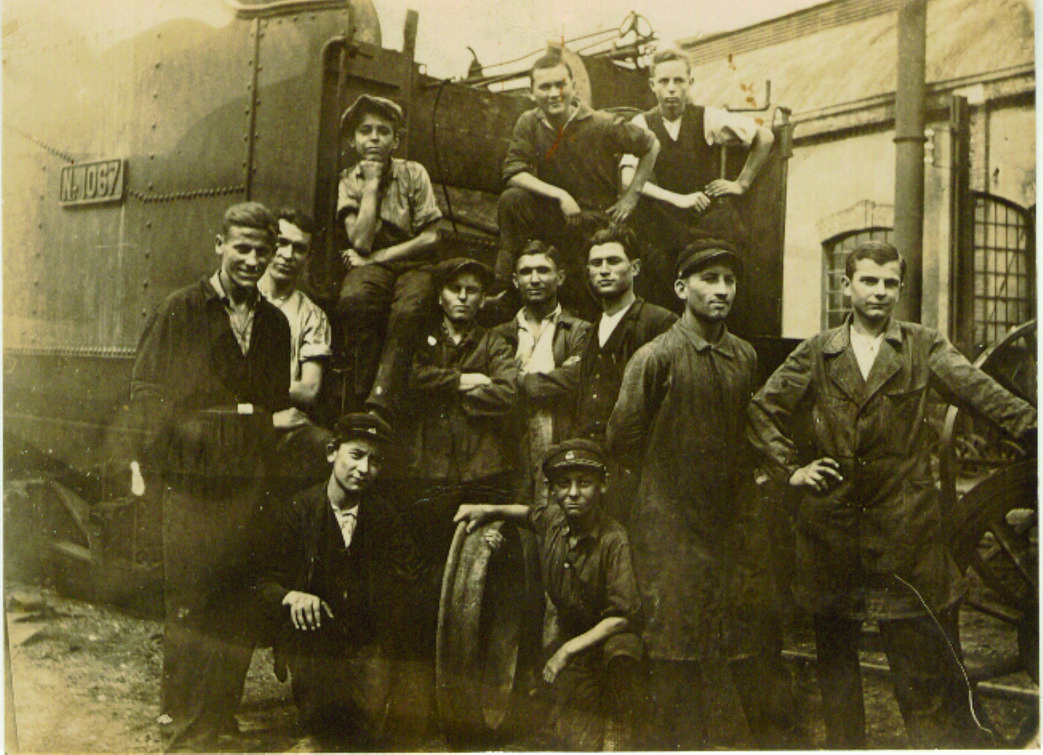 Niš 1929. g.-Radnici Strugare pored tendera No 1067 JDŽ 01-067.jpg