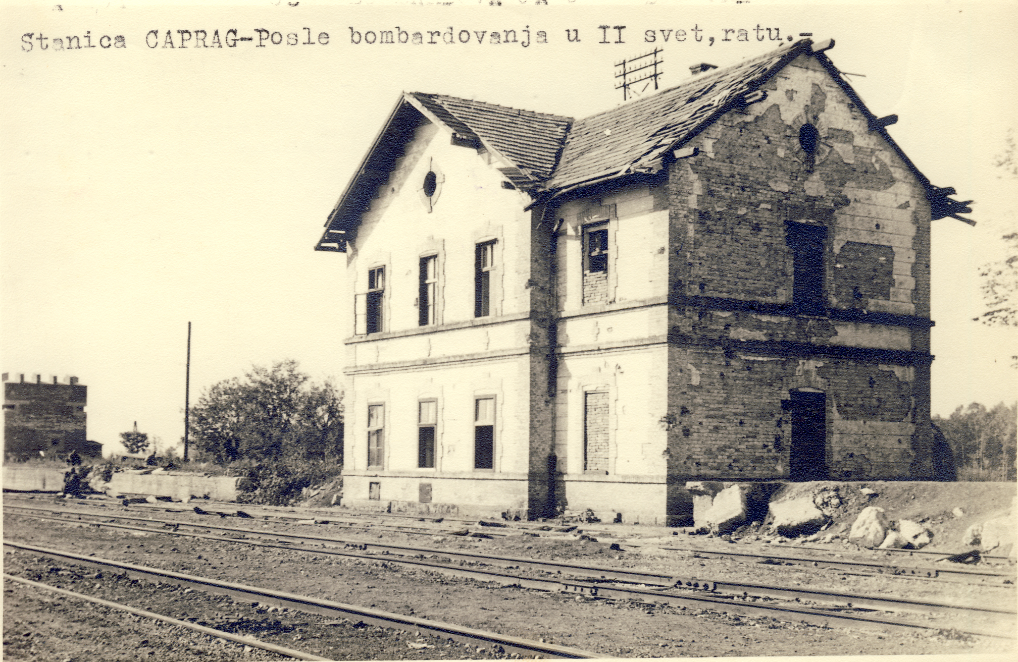 1945. VII 13. Ostecena stambena zgrada stanice Caprag.jpg