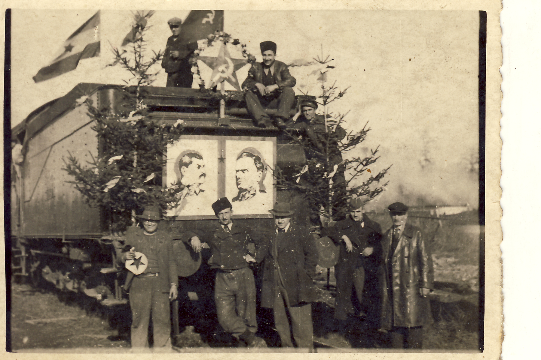 Opravljena lokomotiva serije JDŽ 20-062 Sremica u ložionici Indjija, koja je dovukla prvi voz u Zemun, 1.XI 1944..jpg