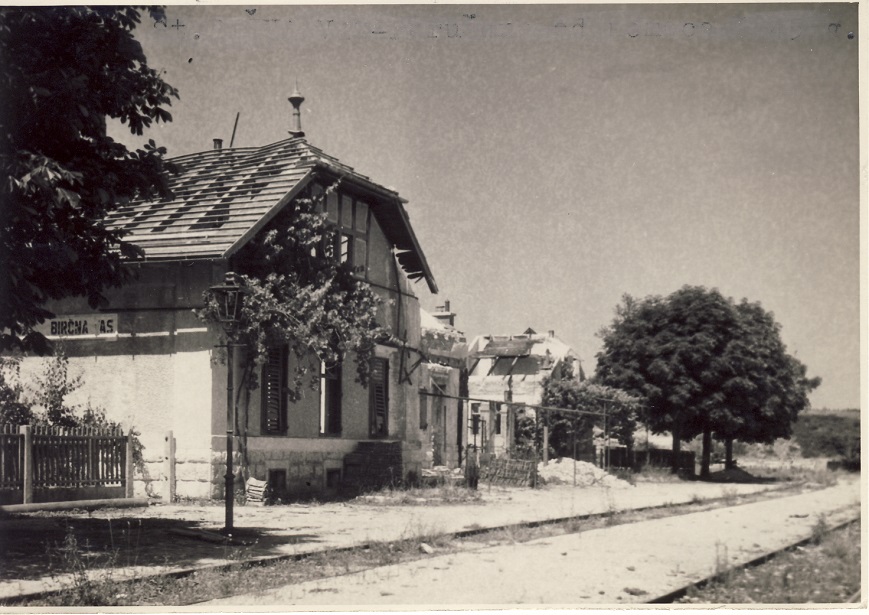 Demolirana postaja Birčna Vas, 20.VI 1945. LJU-KAR.jpg