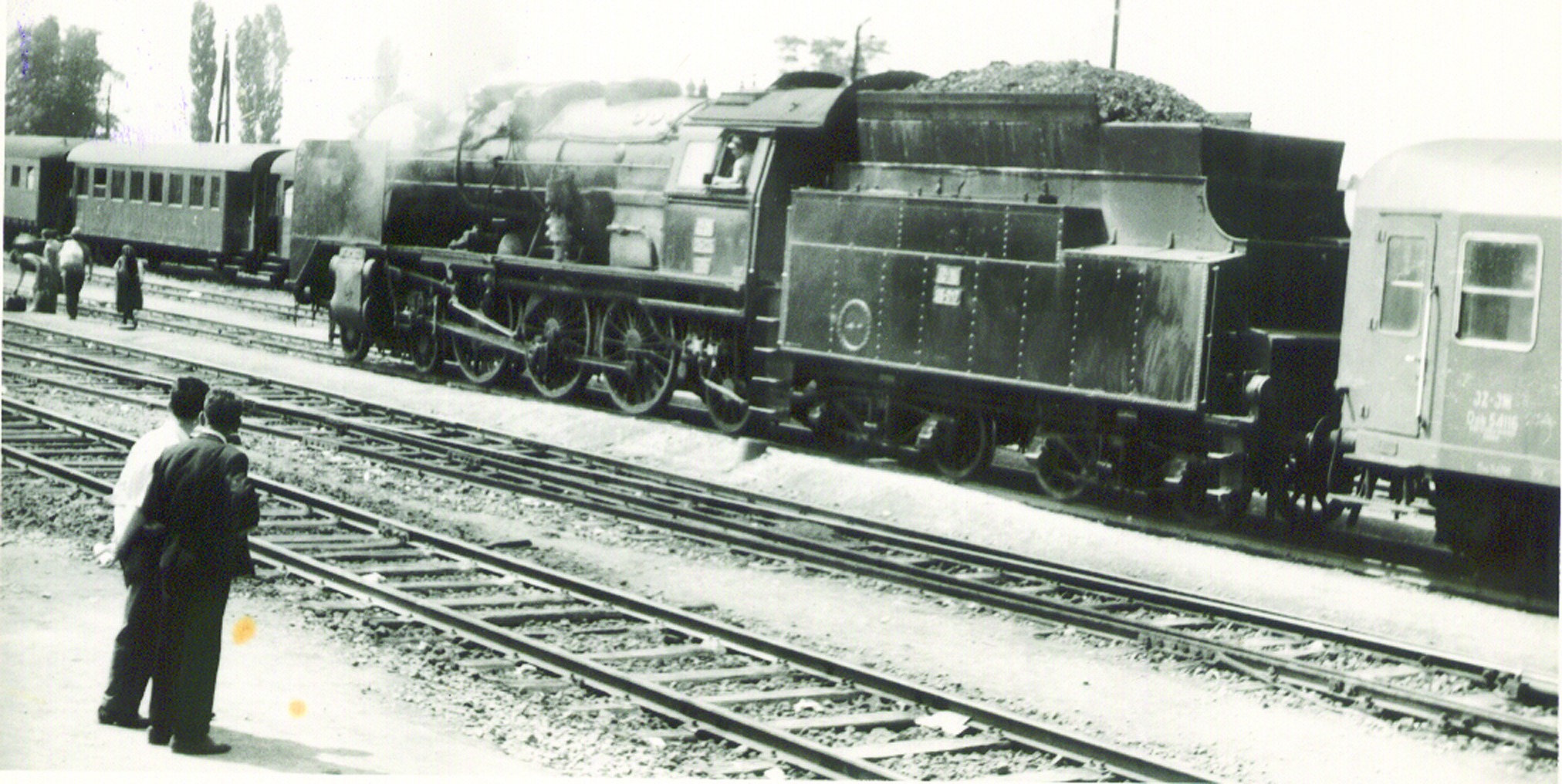 Nis,13.7.1966. Putnički voz sa lokomotivom 05-025..jpg