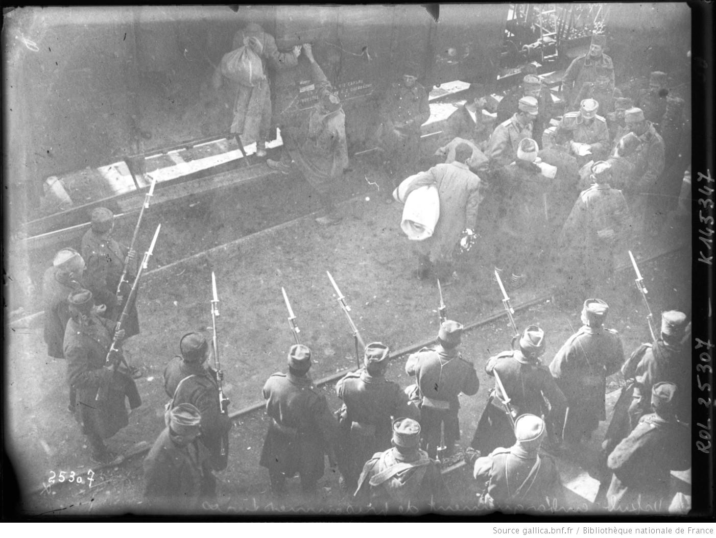 Ukrcaj turskih zarobljenika u voz, Skoplje 1912.jpg