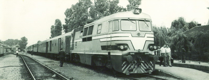 107. Ulazak putnickog voza u st. Zajecar, 1983.jpg